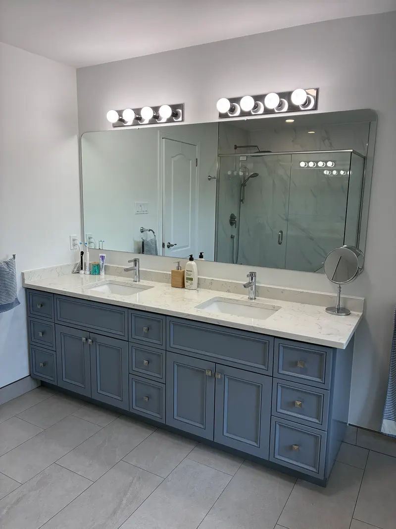Double vanity with a large mirror